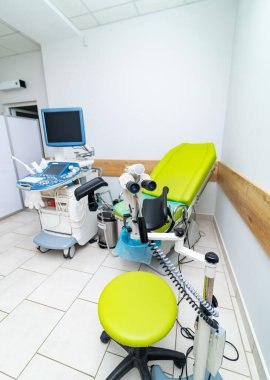 Yeni teknoloji ekipmanlarıyla modern hastane odası. Prosedür tıbbi koğuşu.