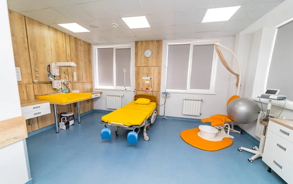 Rahat yatakları olan modern bir oda. Yeni tıp merkezinde temiz ve boş bir oda..