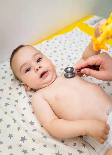 Hospital Pediatric Healthcare Examining Newborn Baby Stethoscope — Foto Stock