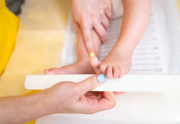 Close View Examining Baby Feet Small Child Pediatry — kuvapankkivalokuva