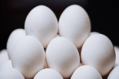 Kağıt üzerinde yumurta yığını. Piramitte tavuk beyazı yumurtalar.