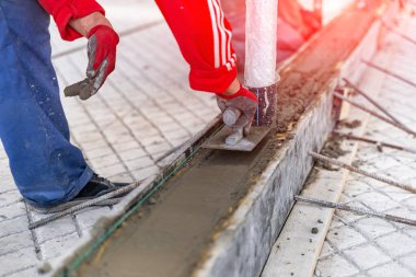 Beton bina inşaatı. Boş bina hangarı.