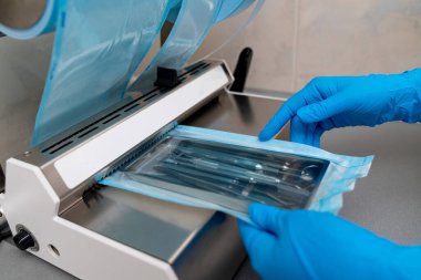 Paslanmaz dişçilik steril ekipmanı. Sterilizasyon Tıbbi Diş Aygıtları.