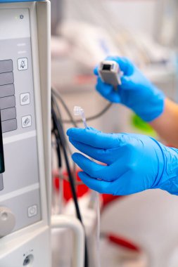Eldivenli ellerde tıbbi modern cihaz. Profesyonel teşhis araçları.