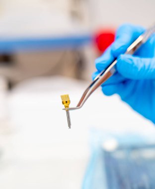 Ortodontik tıbbi çelik aletler. Eldivenli elleri tutan stomatoloji profesyonel enstrümanları.