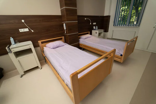 Ιατρική Πτέρυγα Άνετο Κρεβάτι Κενό Σύγχρονο Δωμάτιο Αποκατάστασης — Φωτογραφία Αρχείου