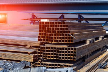 Metal yapılar üreten bir fabrika. Ağır endüstri mühendisliği metal tüpleri.