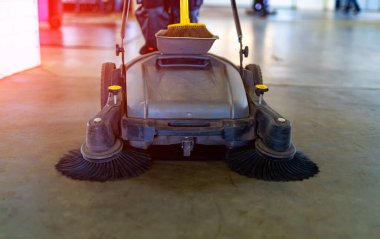 Fabrika makine temizleme işlemi. Endüstriyel teknoloji.