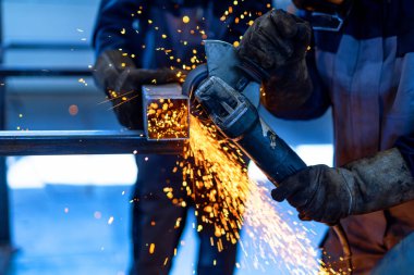 Ağır endüstri mühendisliği fabrikası ve endüstriyel işçiler. Güvenlik üniforması manipülasyonuyla.