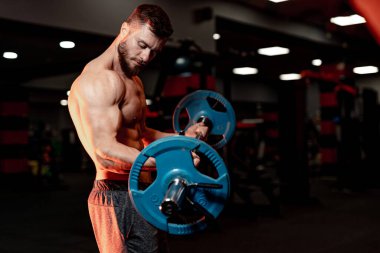 Pazı egzersizi. Genç atletik üstsüz vücut geliştirici..