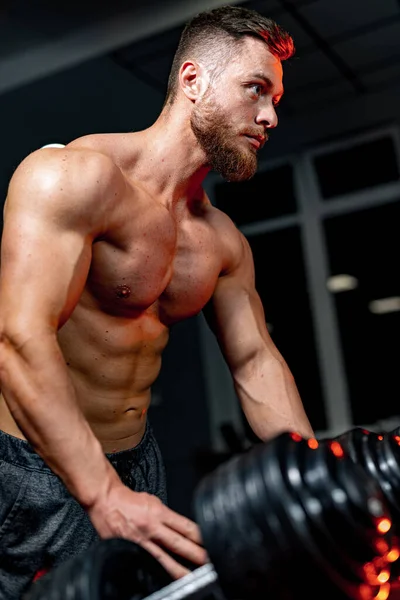 Güçlü Üstsüz Adam Vücudunu Çalıştırıyor Spor Salonunda Çalışan Kaslı Bir — Stok fotoğraf