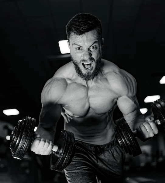 Kızgın Adam Üstsüz Antrenman Yapıyor Güçlü Kolları Olan Atletik Yakışıklı — Stok fotoğraf
