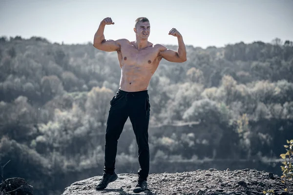 Starker Junger Mann Ohne Hemd Der Draußen Posiert Muskulöser Macho — Stockfoto