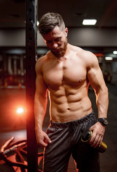 Tişörtsüz Bir Vücut Geliştirme Ustası Atletik Vücudu Olan Güçlü Kaslı — Stok fotoğraf