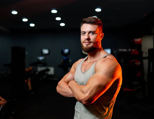 Joven Guapo Fuerte Pie Gimnasio Estilo Vida Deportivo Atlético Masculino — Foto de Stock