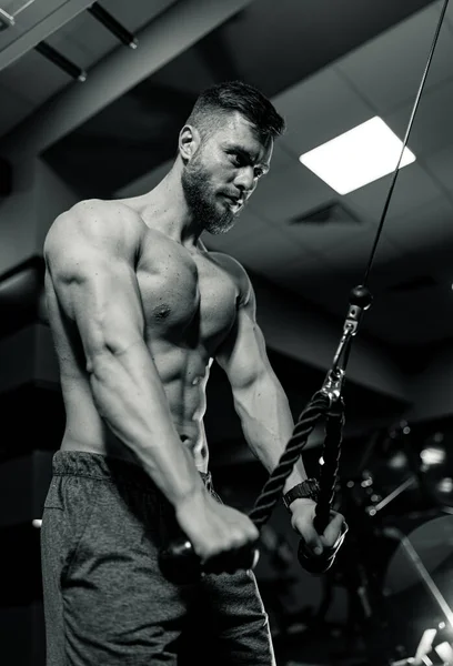 Macho Atlético Guapo Con Brazos Fuertes Hombre Enojado Entrenando Sin — Foto de Stock