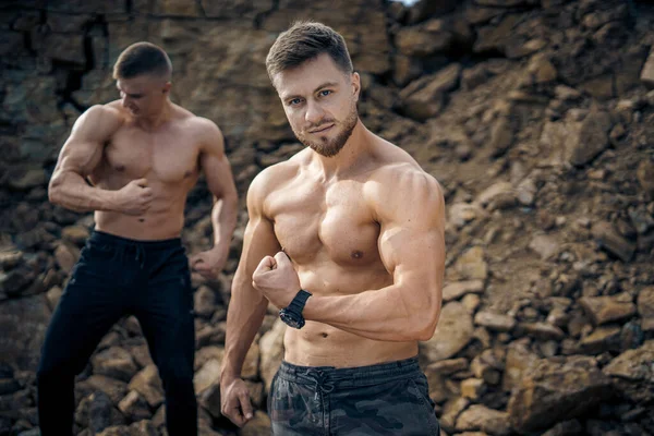 Dois Homens Musculosos Sem Camisa Sensuais Modelos Musculação Com Torso — Fotografia de Stock