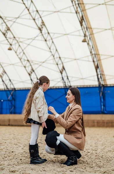 Mooie Vrouw Die Een Kind Voorbereidt Voor Paardrijden Jong Meisje — Stockfoto