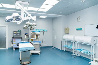 Steril kapalı klinik acil servis. Modern tıbbi profesyonel hastane odası.