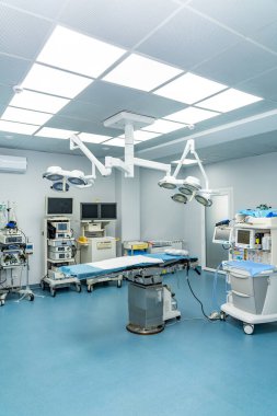 Boş bir acil servis odası. Profesyonel klinik operasyon koğuşu.
