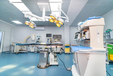 Acil modern ameliyathane. Cerrahi Tıbbi Profesyonel İyileşme Koğuşu.