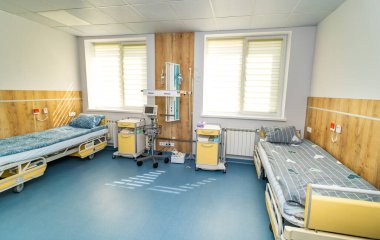 Boş, rahat steril koğuş. Modern hastane dinlenme odası.