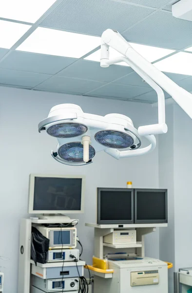 新しい病院の部屋で手術の近代的な光 手術用医療機器 — ストック写真
