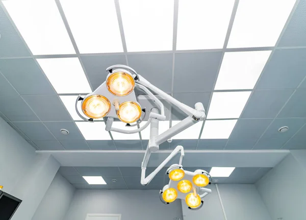 病房里的手术室专业照明 现代紧急医疗照明 — 图库照片