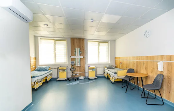 现代医院康复室 空的舒服的无菌病房 — 图库照片