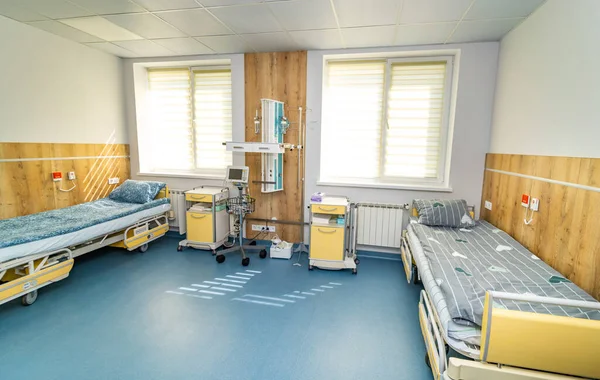 空旷舒适的无菌病房现代医院康复室 — 图库照片