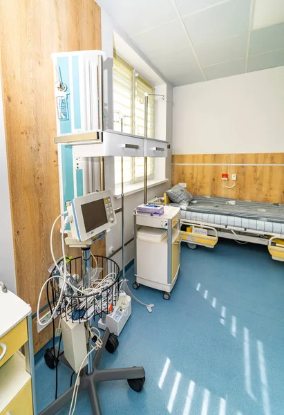 一间空的急救室的内部恢复现代化医院房间 — 图库照片