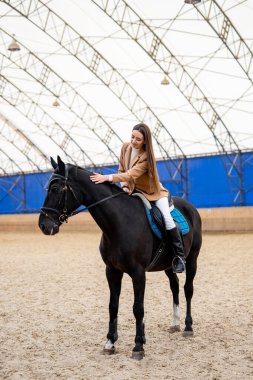 At binicisi kırsal kesimde. At sırtında oturan güzel kadın.