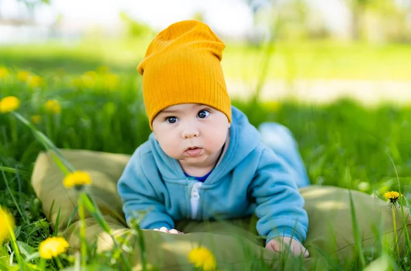 Kleiner Netter Junge Der Draußen Liegt Junger Fröhlicher Junge Garten — Stockfoto