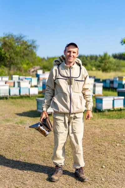 Portret Van Een Knappe Imker Apiarist Beschermende Bijenhouderspak — Stockfoto