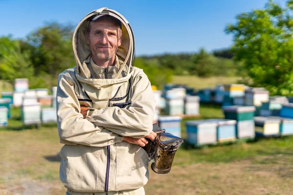 身穿防护性养蜂服的围裙师 英俊养蜂人的肖像 — 图库照片