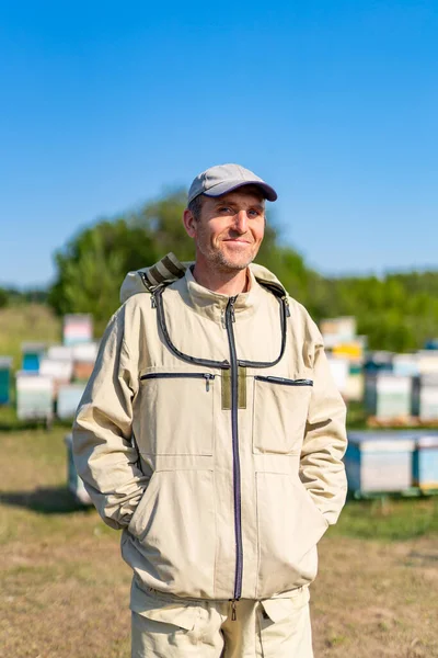 可愛い養蜂家がいます ミツバチ労働者と田舎のハニカム — ストック写真