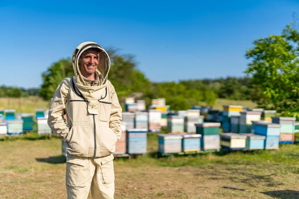 ミツバチの働き手と田舎を結ぶ 養蜂師を派遣中 — ストック写真