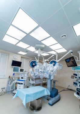 Robotla ilgili tıbbi operasyon. Robotik modern hastane cerrahi ekipmanları.