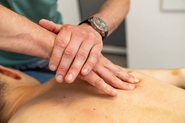 Spa terapisti işi gevşetiyor. Masaj yaşam tarzı rahatlama süreci.