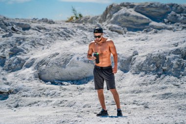 Seksi vücutlu açık hava sporcusu. Gövdesi kaslı, kaslı, üstsüz adam..