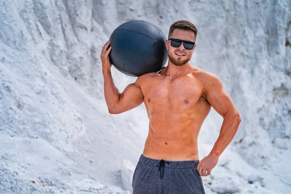 Sportlicher Mann Mit Sexy Oberkörper Schöner Muskulöser Mann Freien Stehend — Stockfoto