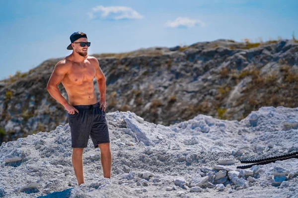 Fuerte Hombre Sin Camisa Paisajes Aire Libre Fitness Deportista Con —  Fotos de Stock