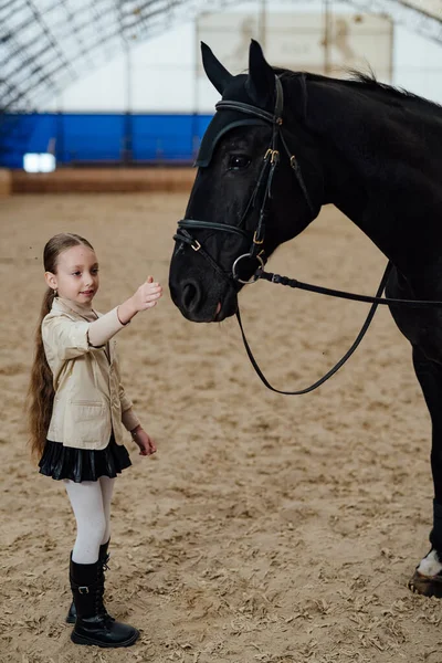 Linda Niña Con Estilo Vida Caballo Amistad Caballo Con Niño — Foto de Stock