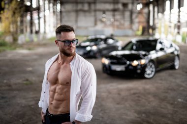 Yakışıklı atletik yaşam tarzı seksi adam. Genç, kaslı, üstsüz bir adam..