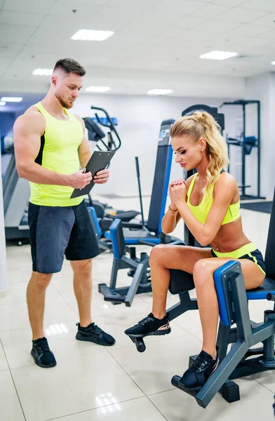 Hübsche Frau Trainiert Mit Trainer Fitnessstudio Athletisches Lifestyletraining Mit Trainer — Stockfoto