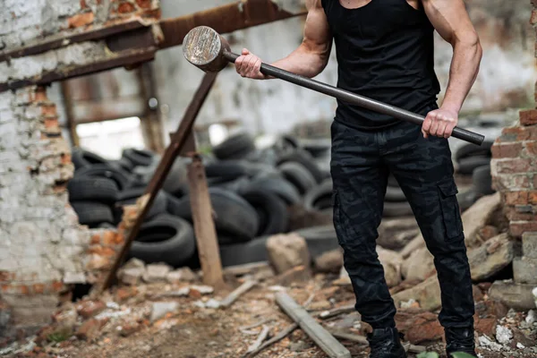 Güzel Kasları Olan Genç Bir Adam Metal Çekiç Tutuyor Çekiçli — Stok fotoğraf