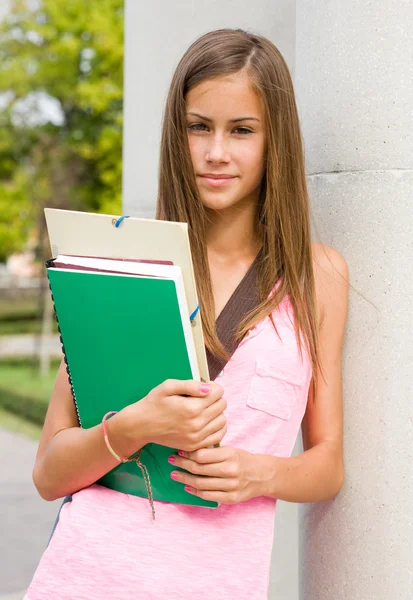 Mycket söt ung student tjej utomhus. — Stockfoto