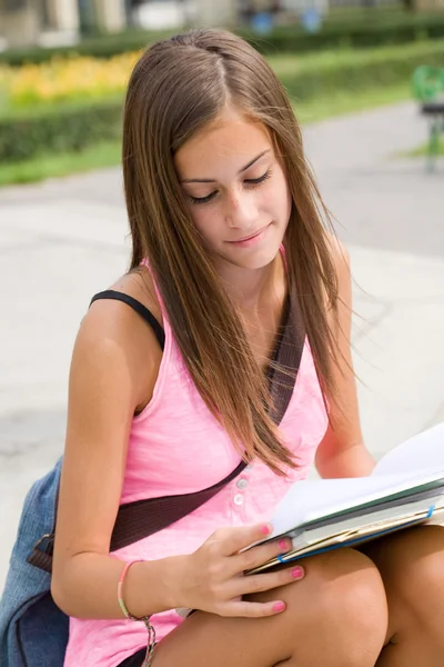 Mycket söt ung student tjej utomhus. — Stockfoto