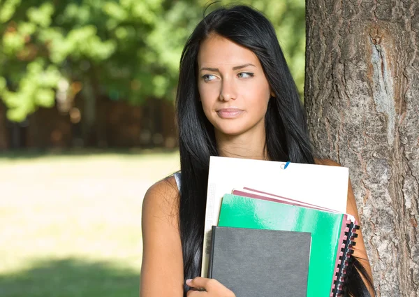 Jovem estudante morena atraente ao ar livre . — Fotografia de Stock