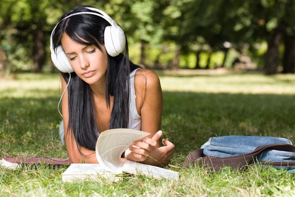 Hermosa joven estudiante relajado en el parque . —  Fotos de Stock